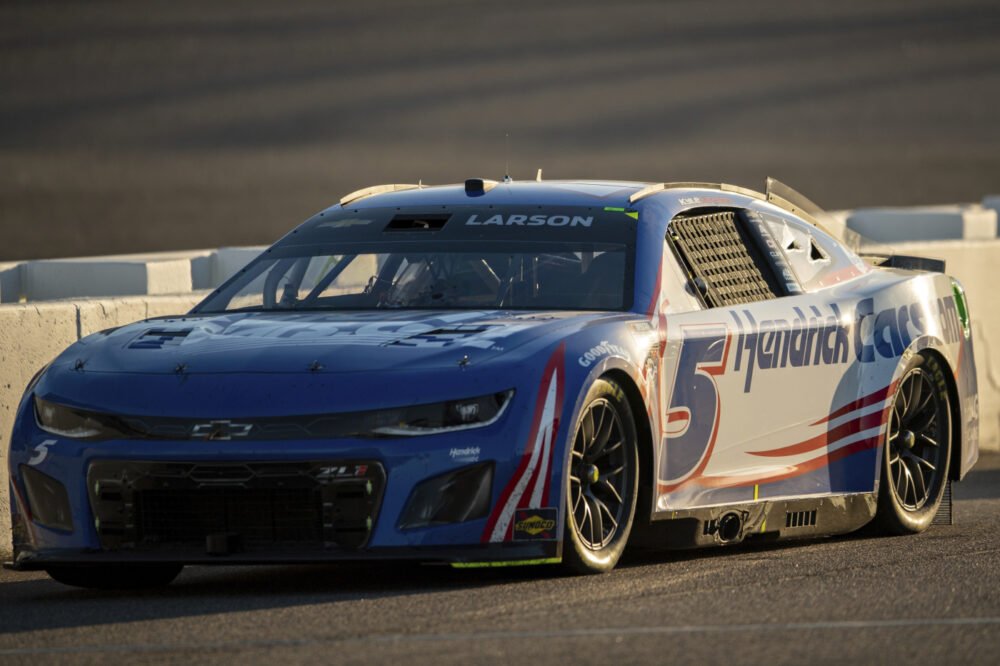 NASCAR, Larson unico padrone a Bristol
