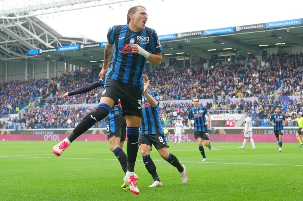 Calcio, l’Atalanta vince lo scontro diretto Champions con il Bologna. Derby di Roma in parità