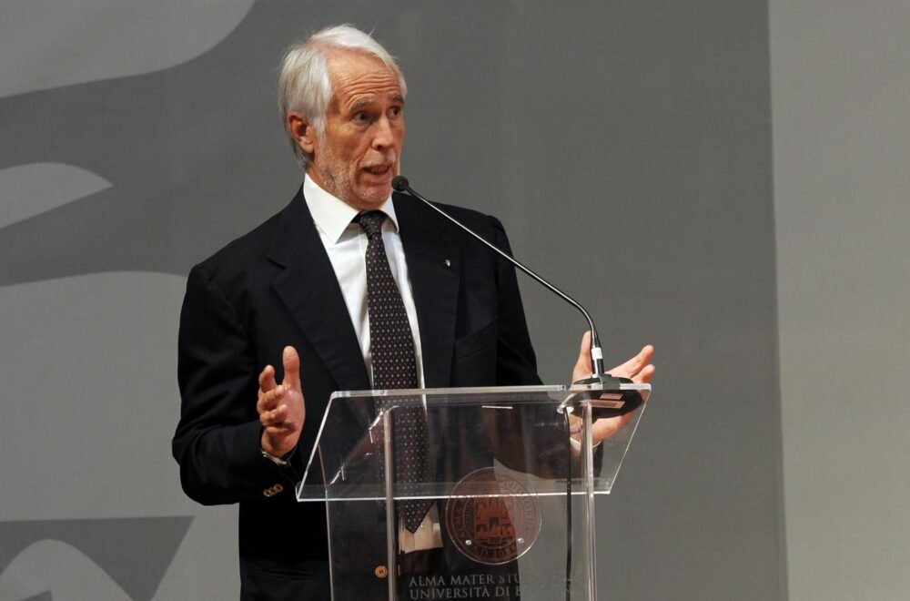 Presentata la torcia olimpica di Milano Cortina 2026. Malagò: “Incarna il design italiano”