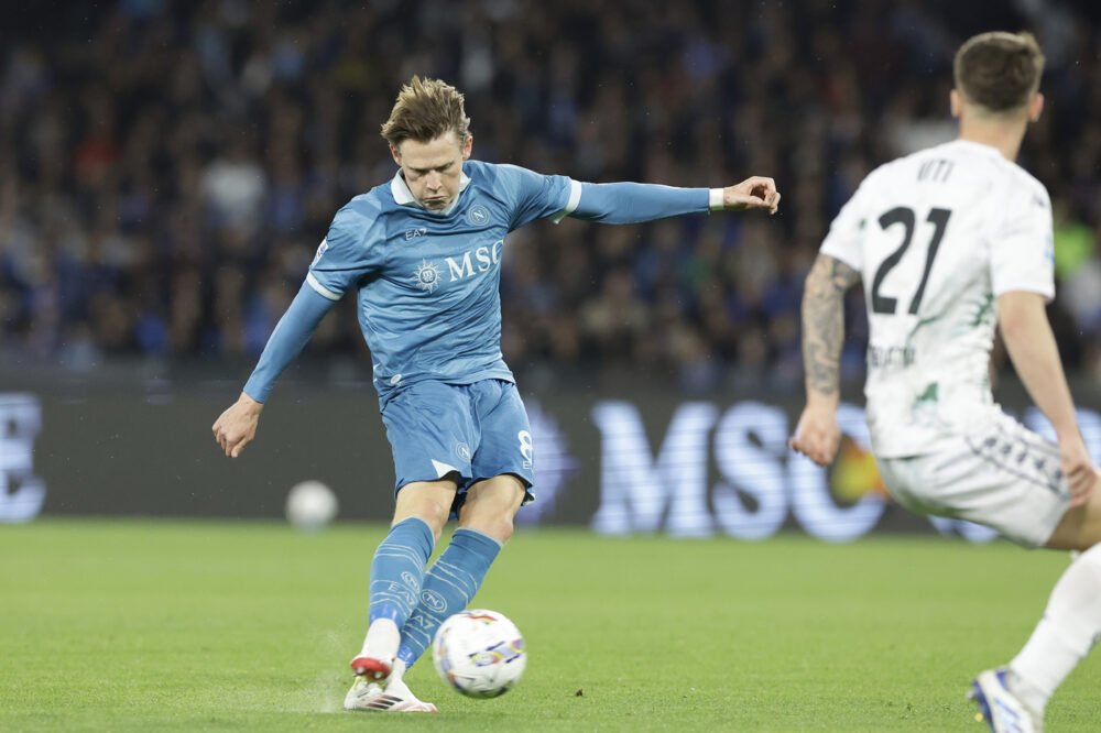 Calcio, il Napoli rifila un tris all’Empoli e resta in scia all’Inter nella lotta Scudetto