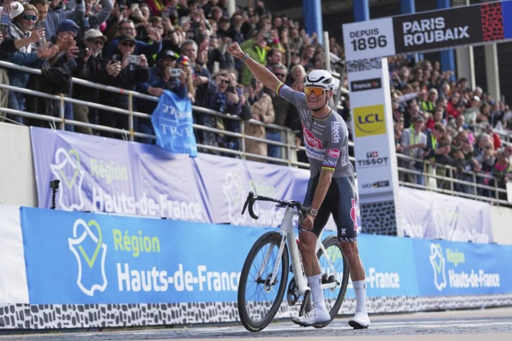 Mathieu van der Poel, il tifoso che lo ha colpito con una borraccia si è costituito