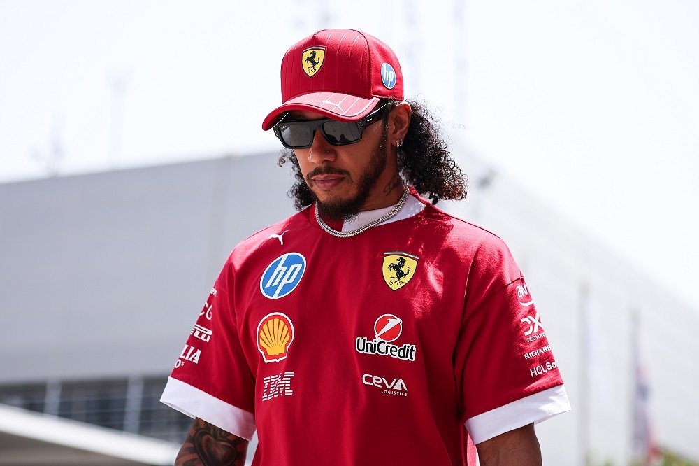 F1, Damon Hill: “Le difficoltà di Lewis Hamilton dipendono dagli ingegneri in Ferrari”