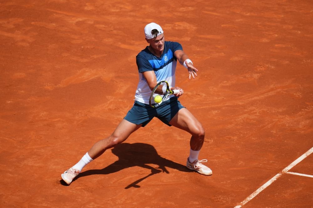 ATP Barcellona 2025, Alcaraz e Rune in semifinale, ritiro per Tsitsipas