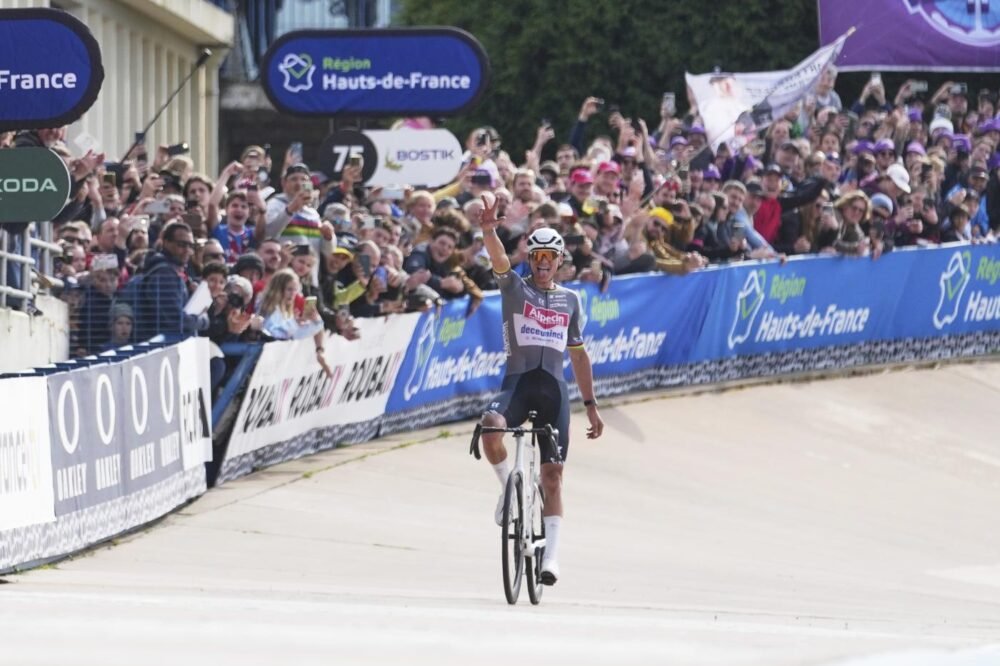 BikeToday con Andrea Tafi – Parigi-Roubaix 2025, Evenepoel show, Classiche del Nord e Giro d’Italia