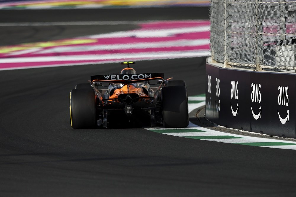 F1, Norris e Piastri dominano la FP2 a Jeddah. Leclerc si difende, Hamilton annaspa