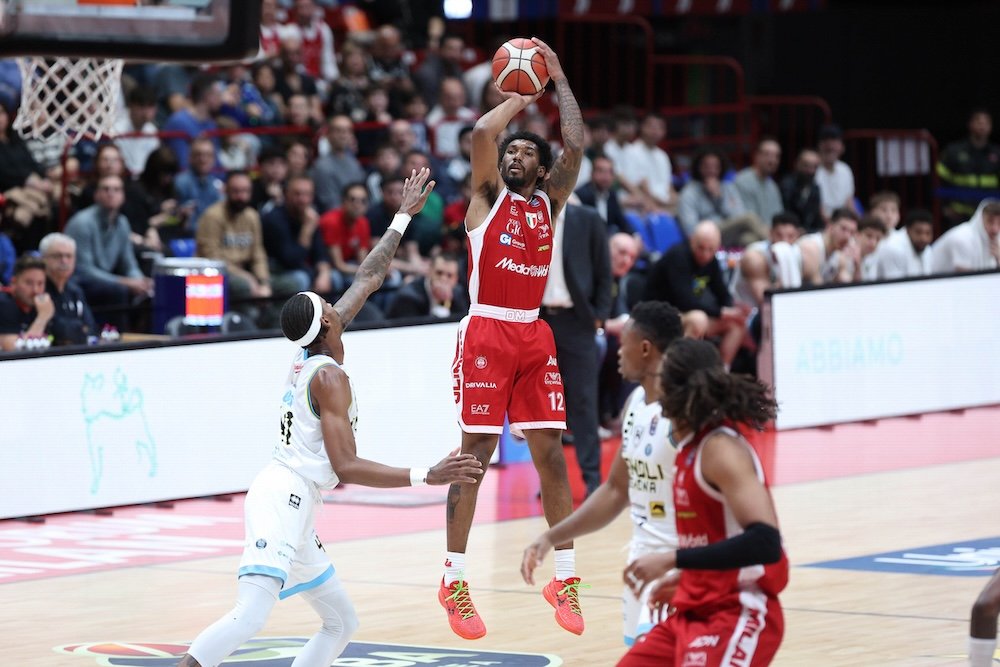 Basket, l’Olimpia Milano batte senza problemi Cremona e punta alla top 4