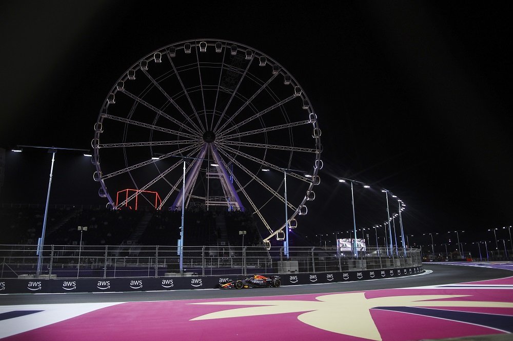 F1, altro colpo di Verstappen: pole per 0.010 su Piastri! Norris in quinta fila, Ferrari anonima