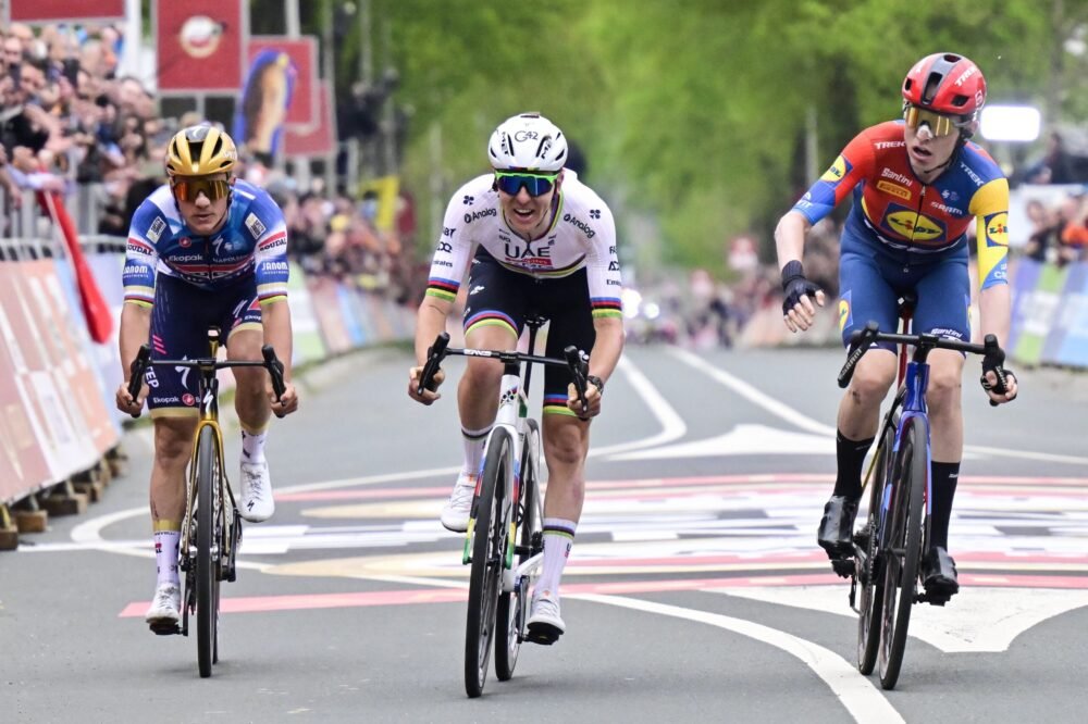 Ordine d’arrivo Amstel Gold Race 2025: Skjelmose batte Evenepoel e Pogacar in volata!