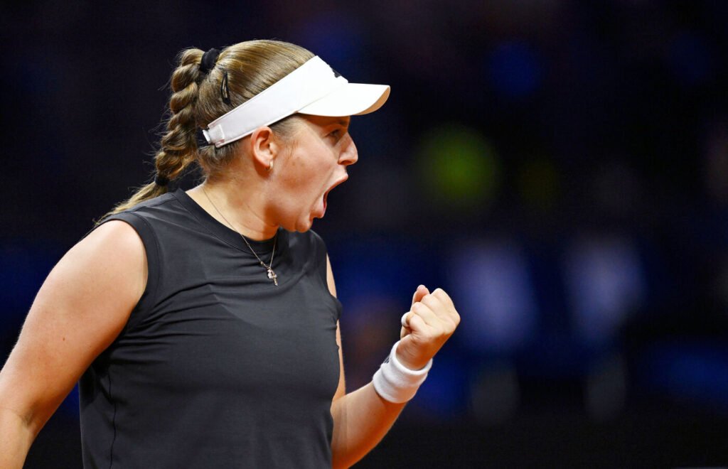 Tennis, Jelena Ostapenko domina la finale contro Aryna Sabalenka e fa suo il torneo di Stoccarda