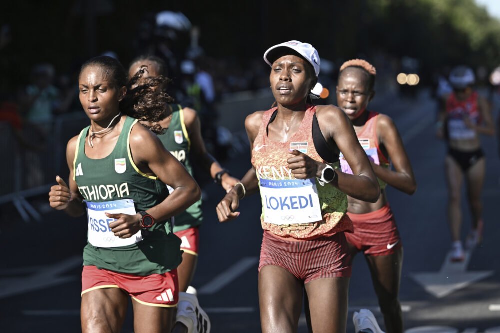 Maratona di Boston 2025, doppia vittoria del Kenya. Lokedi firma il record del percorso