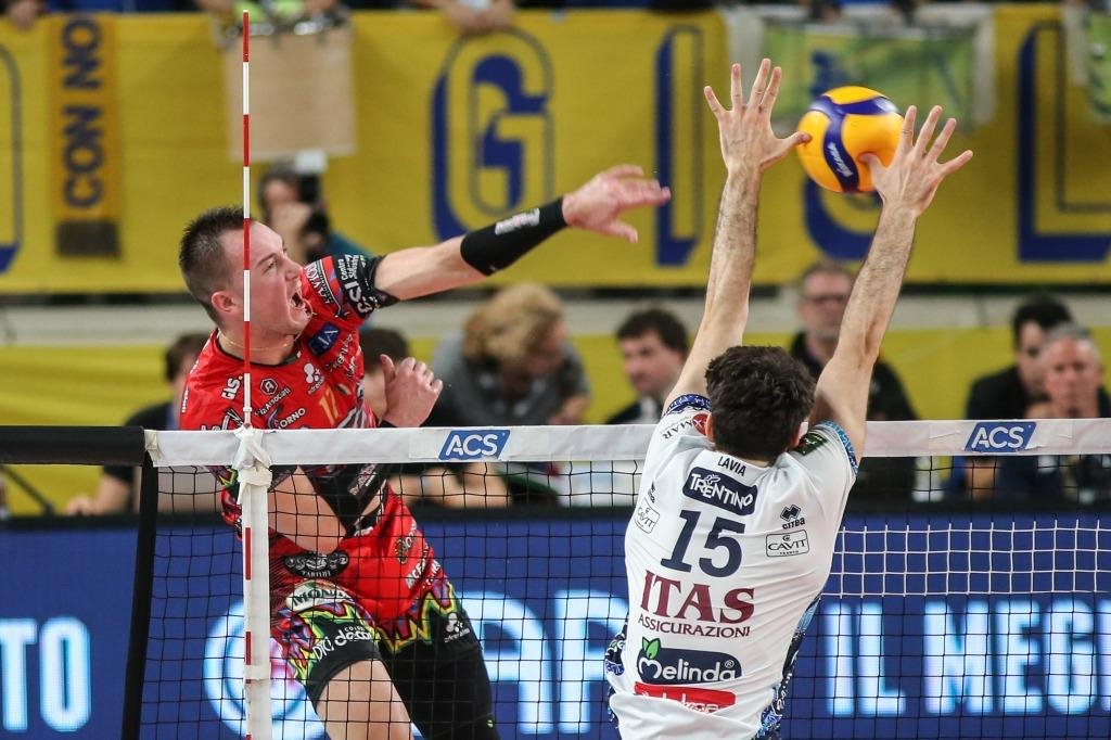 Volley, tutto in una notte! Chi va in finale tra Perugia e Civitanova?