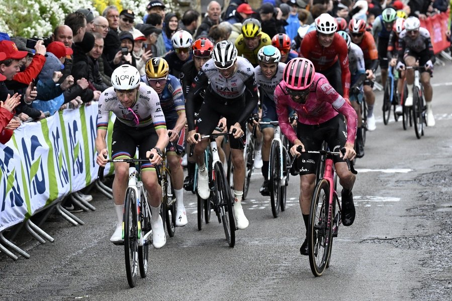 Un marziano atterra sul Mur de Huy: Tadej Pogacar domina la Freccia Vallone 2025