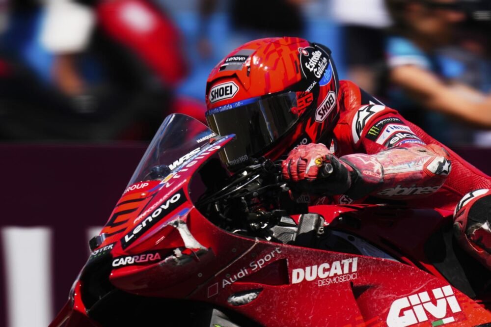 VIDEO MotoGP, la caduta di Marc Marquez a Jerez: era alle spalle di Bagnaia