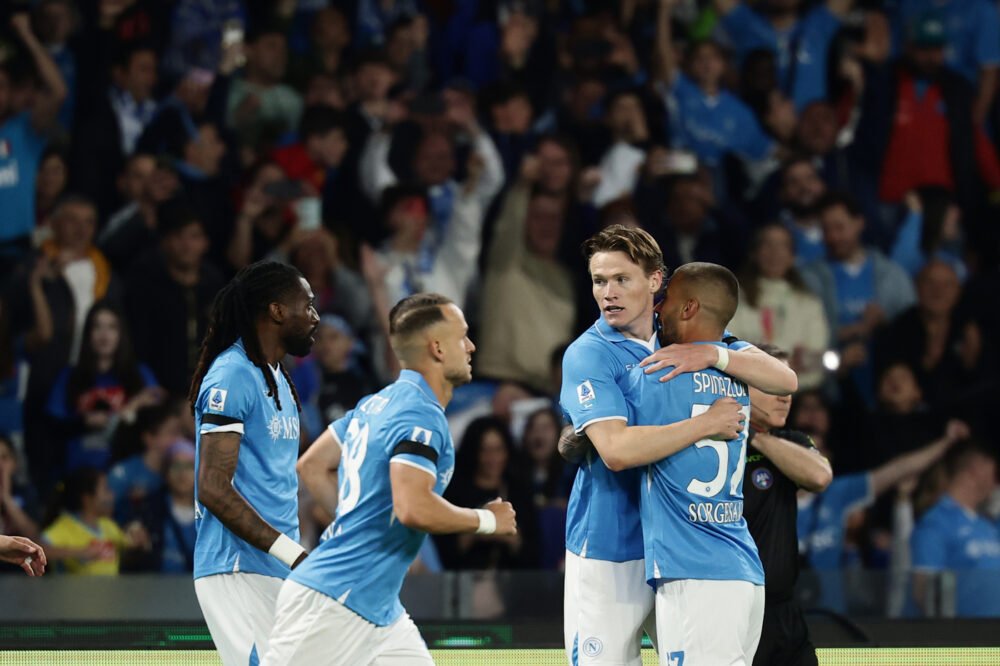 Napoli in testa alla Serie A, l’Inter crolla con la Roma. Vincono Juventus e Milan