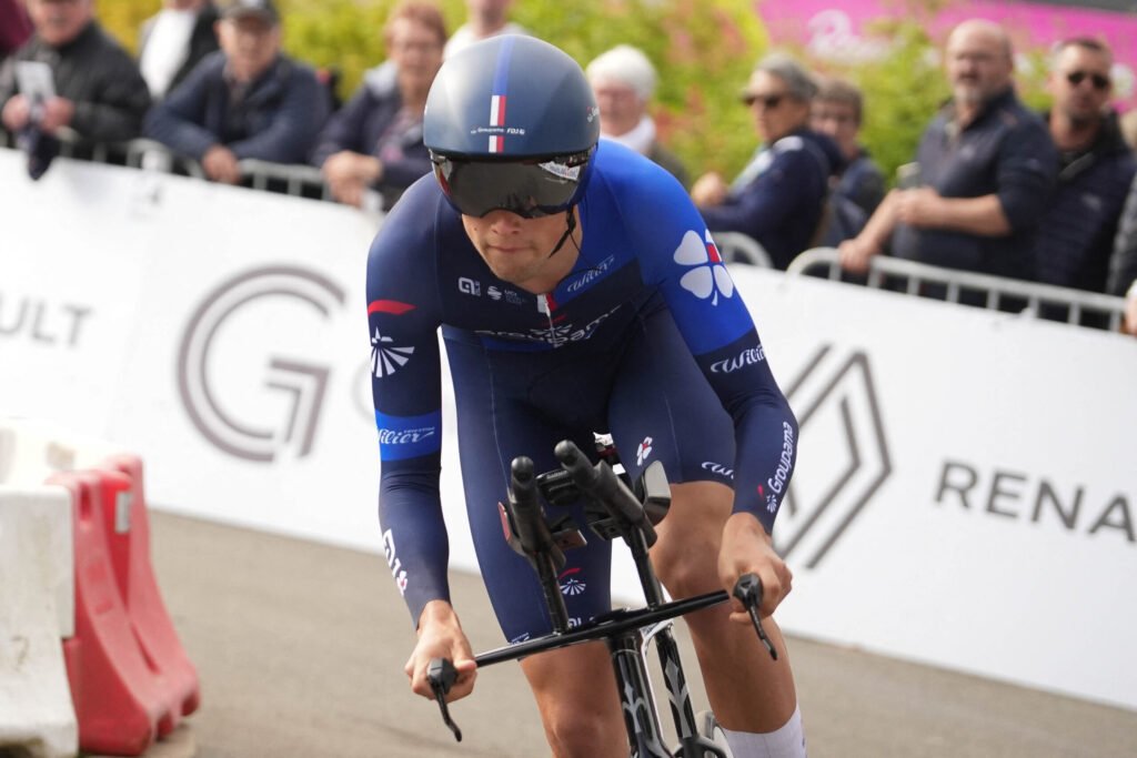 Giro di Romandia 2025: Samuel Watson si aggiudica per centesimi il prologo