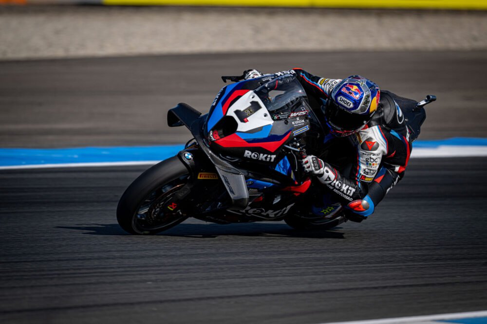 Superbike, Razgatlioglu domina la Superpole race di Assen. Bulega ritirato