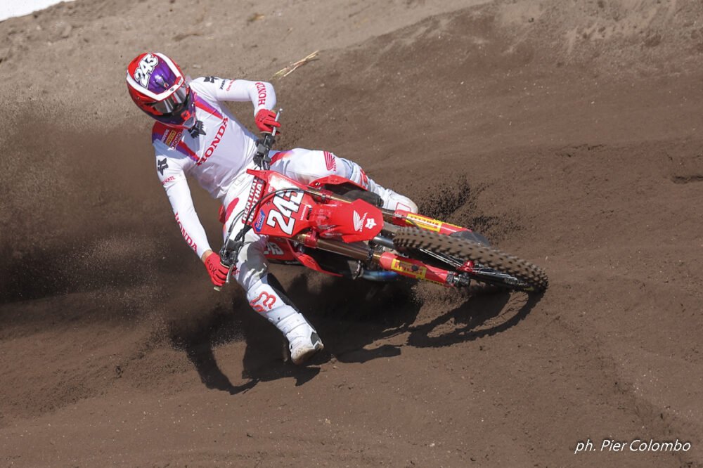 MXGP, Tim Gajser beffa Romain Febvre e vince Gara-1 a Pietramurata. 13° Tony Cairoli