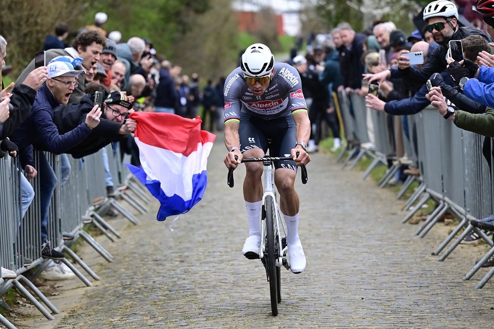 Follia di un tifoso alla Parigi-Roubaix: lanciata una borraccia addosso a Van der Poel