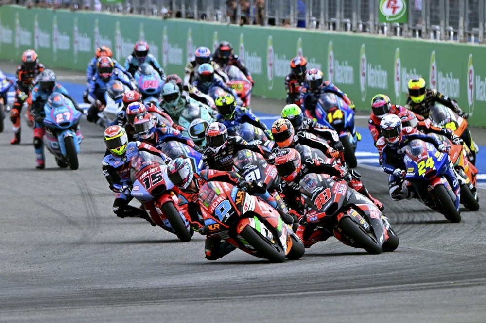 LIVE Moto2, GP Qatar 2025 in DIRETTA: grande battaglia in pista! Oncu comanda un gruppo nutrito