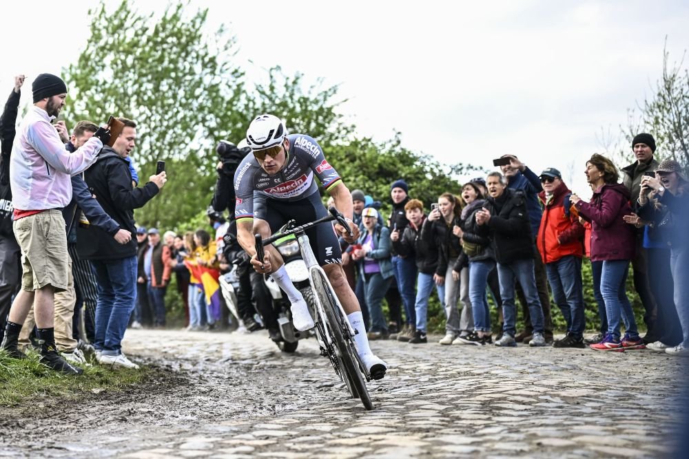 Van der Poel:” Corsa dura, ho sofferto tanto. Senza l’errore di Pogacar saremmo arrivati insieme”