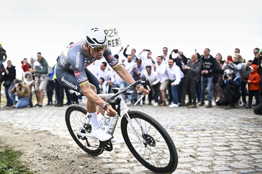 van der Poel firma il tris alla Parigi-Roubaix. Decisiva una caduta di Pogacar