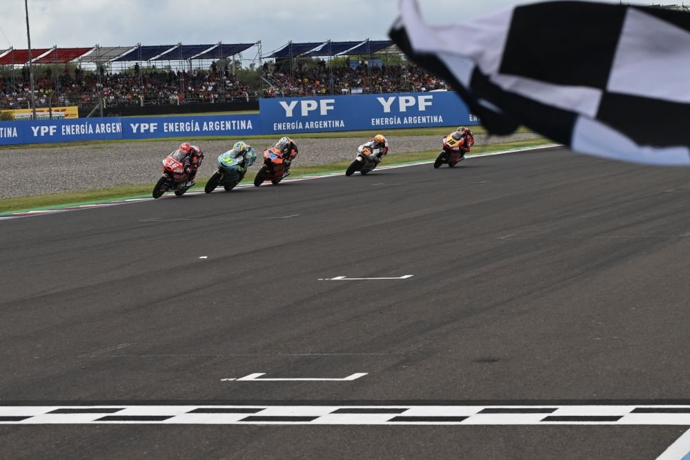 Moto3, Piqueras vince in volata il GP del Qatar e va in testa al Mondiale. 5° Rossi, out Rueda