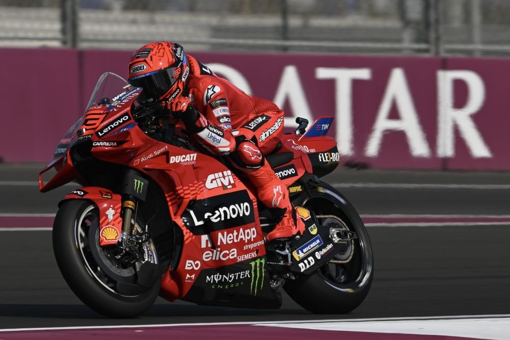 MotoGP, Marc Marquez trionfa in Qatar e allunga nel Mondiale. Bagnaia sul podio