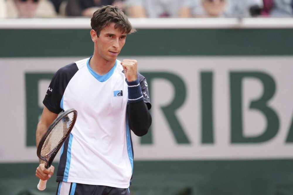 GIGANTE! Capolavoro di Matteo: supera l’ex finalista Tsitsipas e plana al 3° turno del Roland Garros!