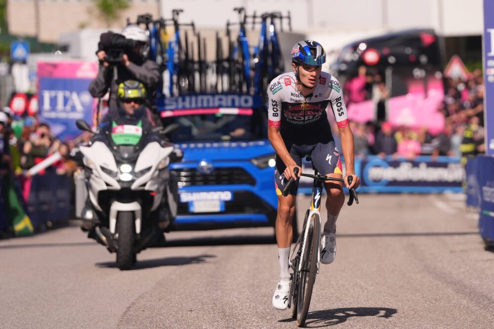 Giulio Pellizzari cade al Giro d’Italia: cosa è successo e come sta