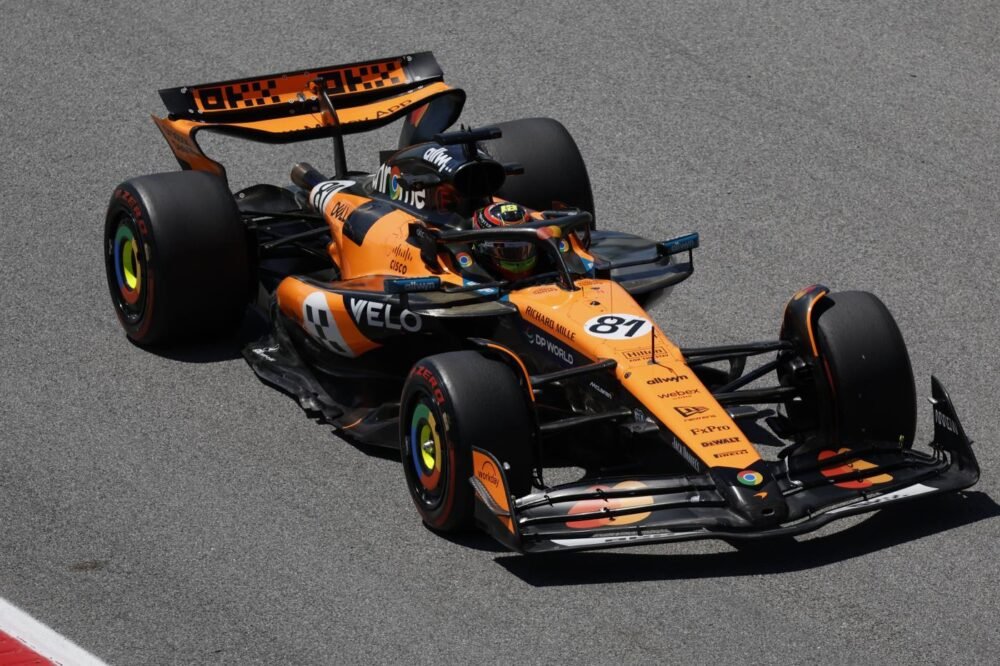 F1, McLaren domina le qualifiche del GP di Spagna. Piastri in pole, Hamilton davanti a Leclerc
