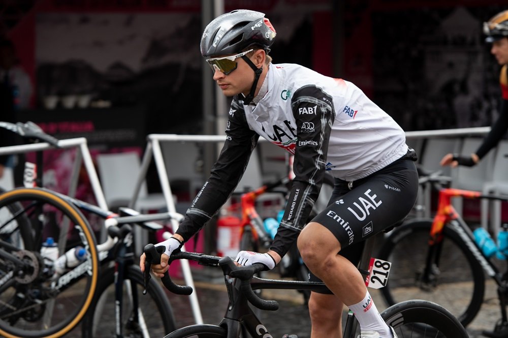 Giro di Romandia 2025: Jay Vine vince da finisseur la terza tappa, quinto Alberto Bettiol