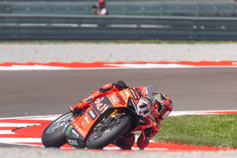 Superbike, Bulega impressiona in FP2 a Cremona. Razgatlioglu in scia, bene Bassani e Locatelli