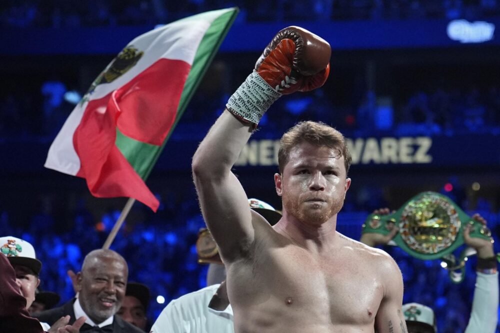Boxe: Canelo batte Scull, non convince, ma è campione unificato dei supermedi