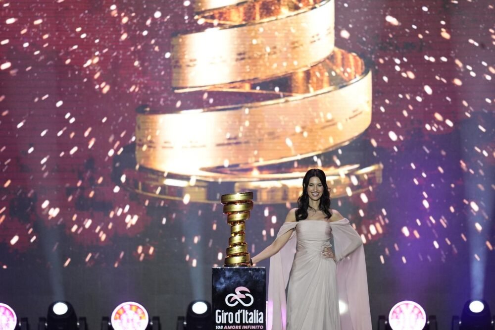 Giro d’Italia 2025, presentate le squadre a Tirana: venerdì incomincia la Corsa Rosa – FOTO