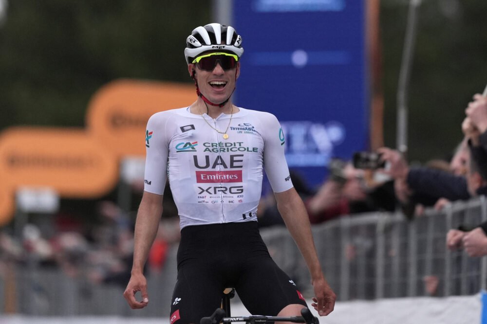 Juan Ayuso cade al Giro d’Italia: cos’è successo nella prima tappa e conseguenze