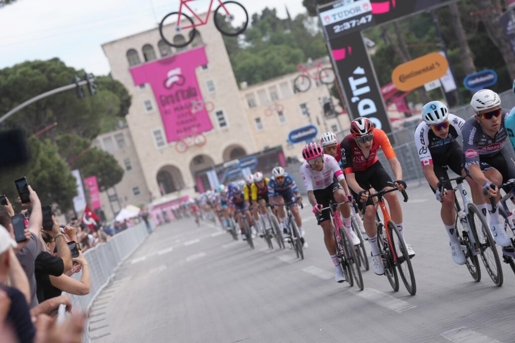 Le cadute di Ayuso e Landa, il distacco di Arensman: subito colpi di scena al Giro d’Italia