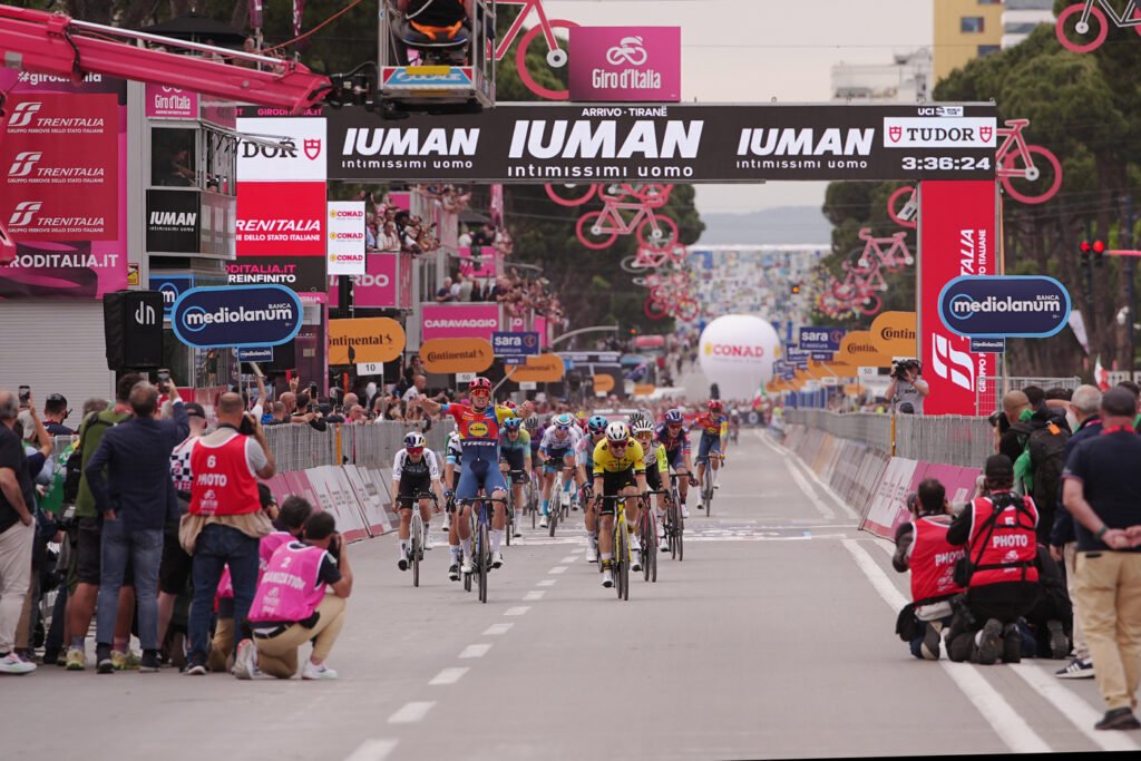 Giro d’Italia 2025, Mads Pedersen: “Emozione indossare la maglia rosa. Lavoro di squadra perfetto”