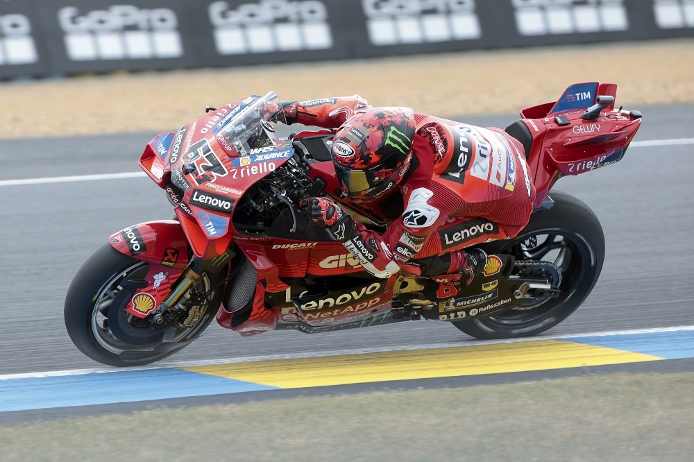 Bagnaia messo sotto pressione da Tardozzi: “Non spinge per paura di cadere”. E puntualmente…