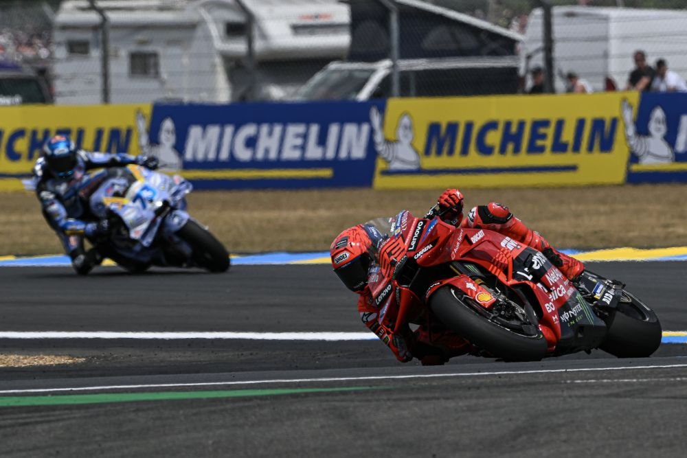 MotoGP, Mir e Marc Marquez i più veloci nel warm-up a Le Mans. Bagnaia non brilla sul bagnato