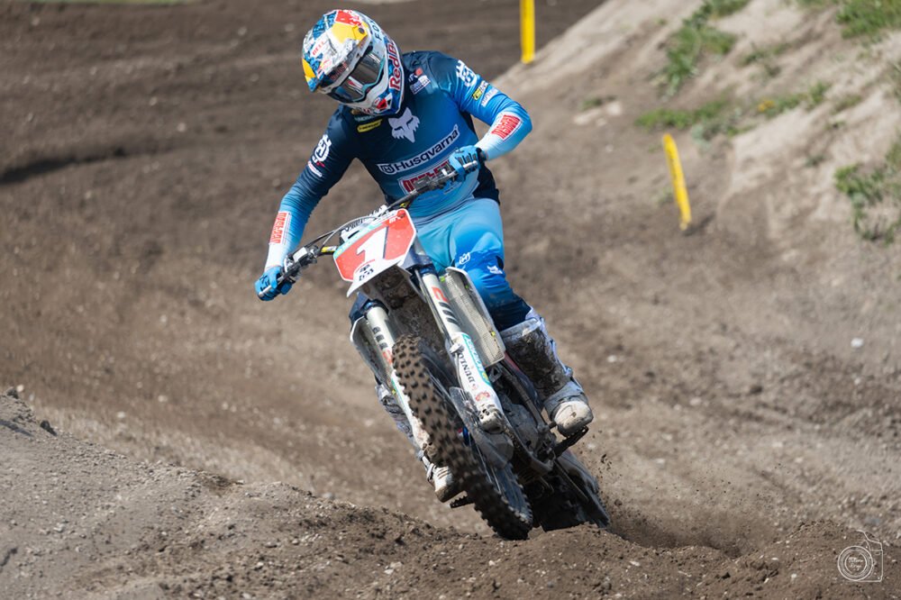 MX2, De Wolf vola sul fango di Lugo e vince gara-1 in Spagna. 4° Zanchi, in top5 Adamo