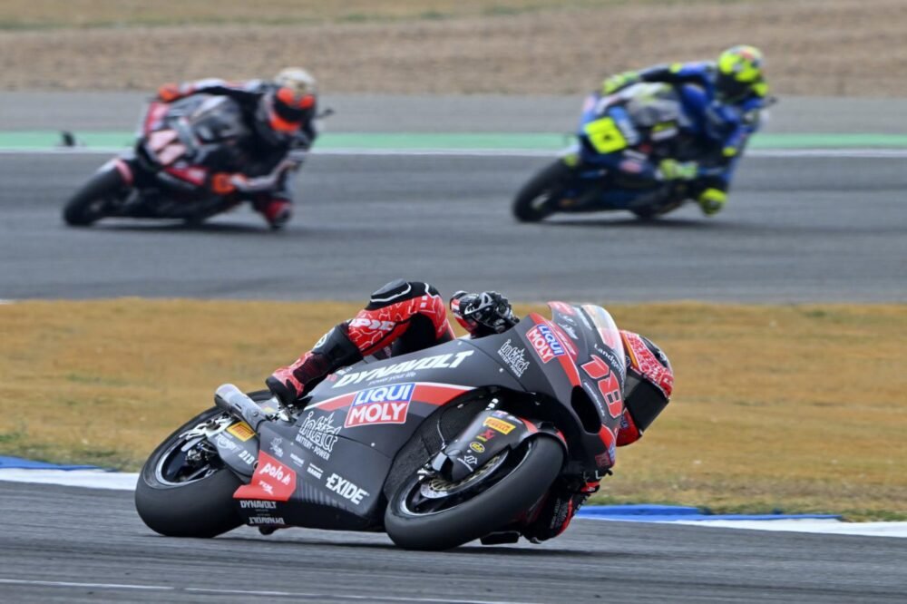 Moto2, Manuel Gonzalez conquista il successo a Le Mans. 8° Vietti e Arbolino caduto