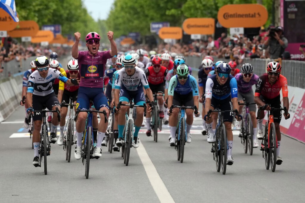 Giro d’Italia 2025: la Lidl-Trek trionfa nuovamente con Mads Pedersen. Tanta Italia in top-10