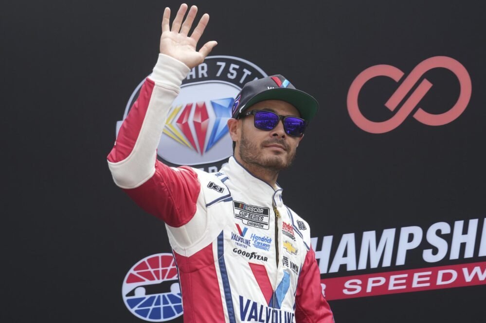 NASCAR, Larson regna in solitaria in Kansas