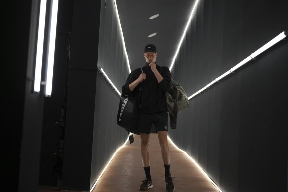 Perché Sinner-De Jong è in ritardo: la situazione delle partite precedenti, slitta il programma