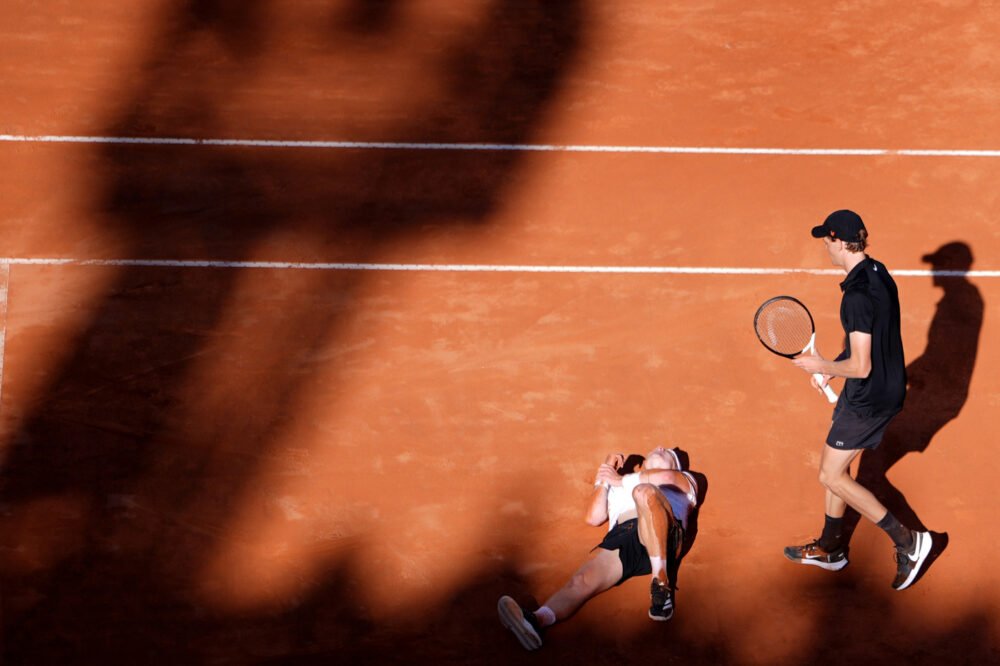 La sportività di Jannik Sinner: il primo a soccorrere De Jong dopo la caduta