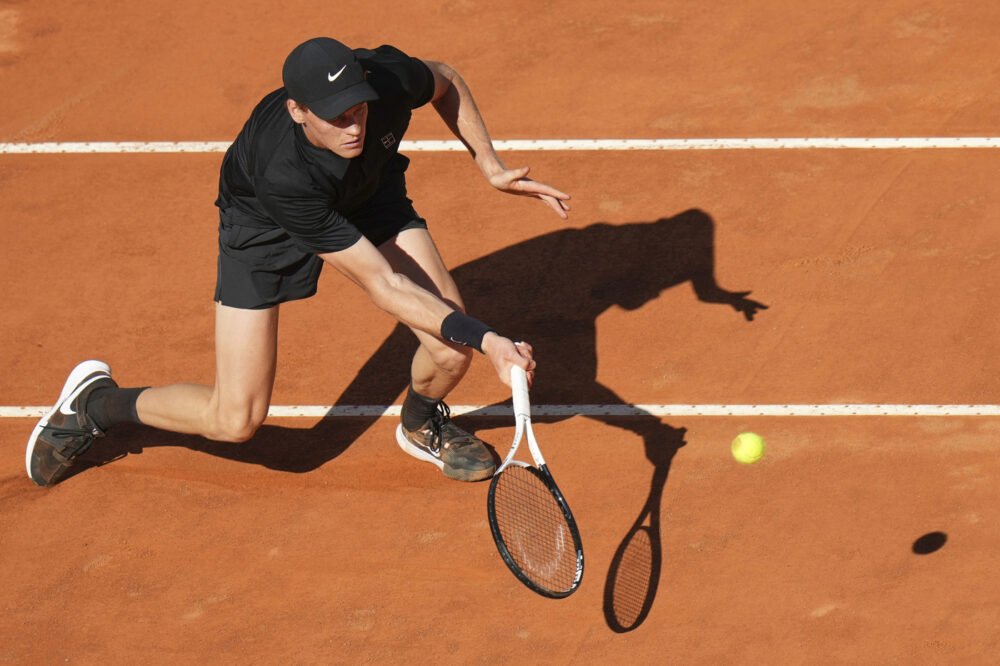 Le difficoltà incontrate da Sinner potrebbero rivelarsi utili. Paolini conferma il suo status