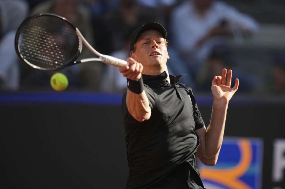 “Giocheresti con il Papa?”. Sinner diventa tutto rosso: “Perché mi mettete in difficoltà…”