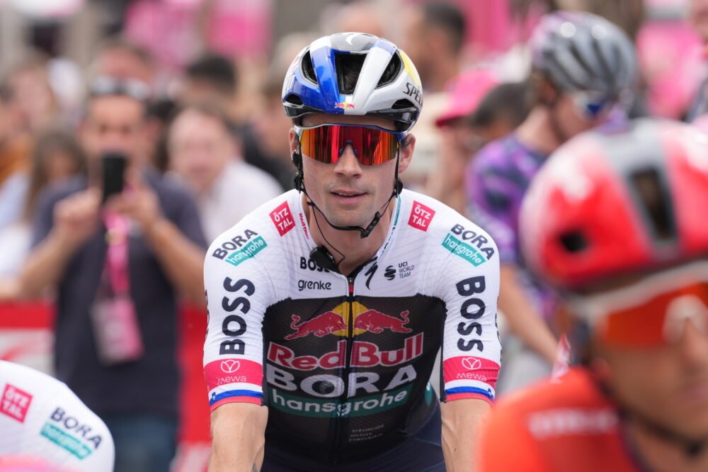 Giro d’Italia 2025, Roglic sfrutta il ‘chilometro Red Bull’ e guadagna secondi su Ayuso