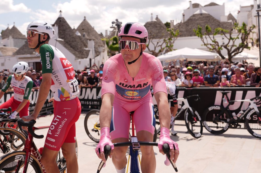 Classifica Giro d’Italia 2025: Roglic rosicchia 2″ di abbuono. Tiberi e Pellizzari in top10