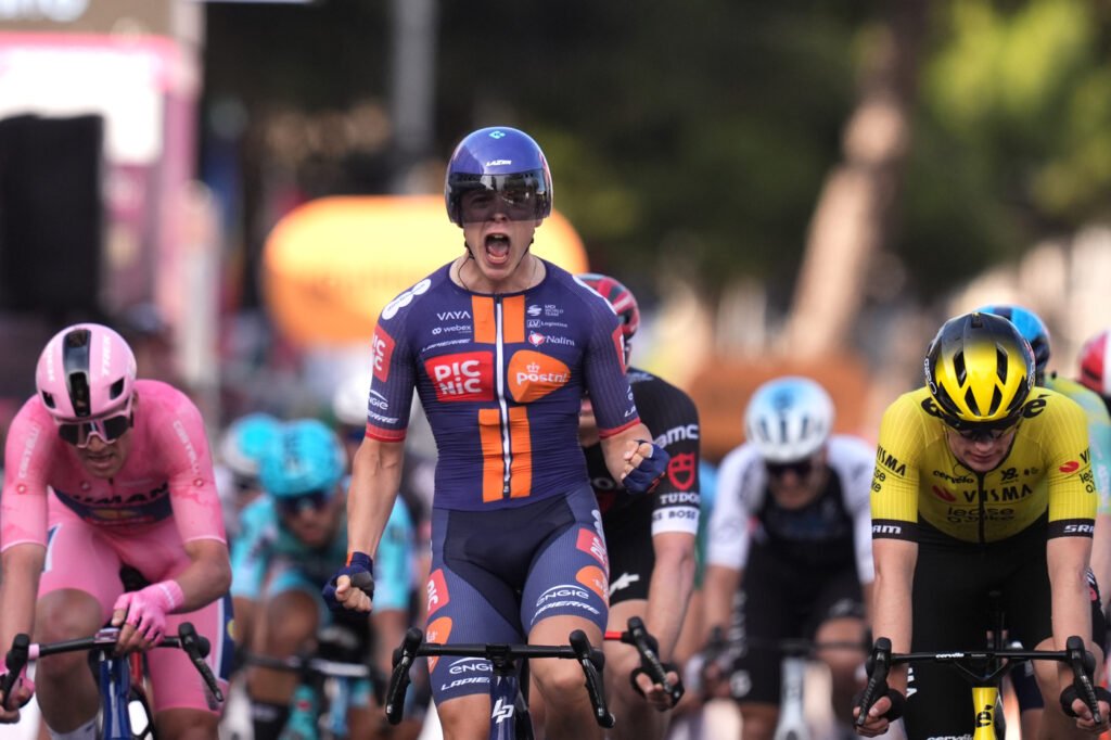 Giro d’Italia 2025: Casper van Uden sorprende tutti a Lecce, battuto Kooij